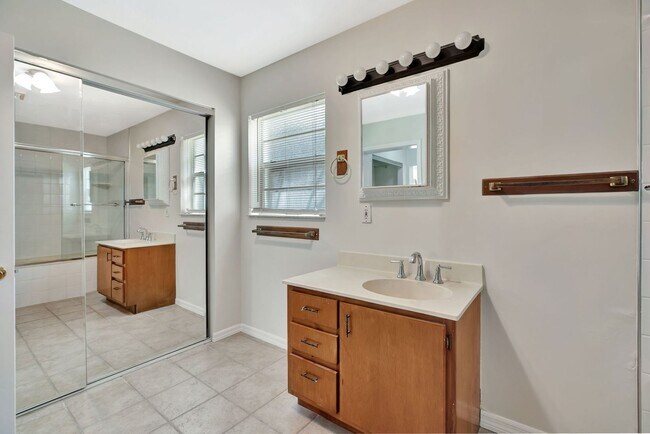 Building Photo - Beachside Bliss in Hobe Sound – Move-In Ready with Room to Roam!