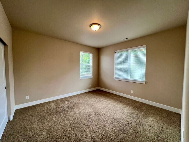 Building Photo - Large 5 Bedroom Home in Tumwater