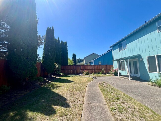 Building Photo - Well Maintained and Spacious 4 Bed