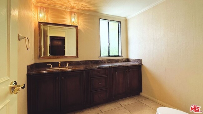 Building Photo - 1488 Palisades Dr