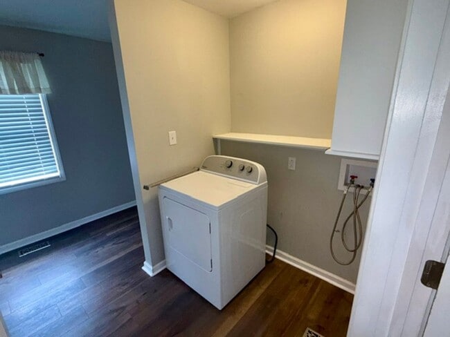 Building Photo - 3 bedroom 1.5 bathroom house