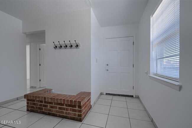 Building Photo - 3536 E Glen Dr