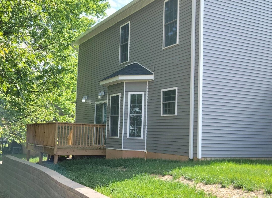 Building Photo - 905 W Estate Dr