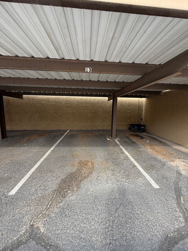 Building Photo - One Bedroom, TWO Bath apartment in Downtow...