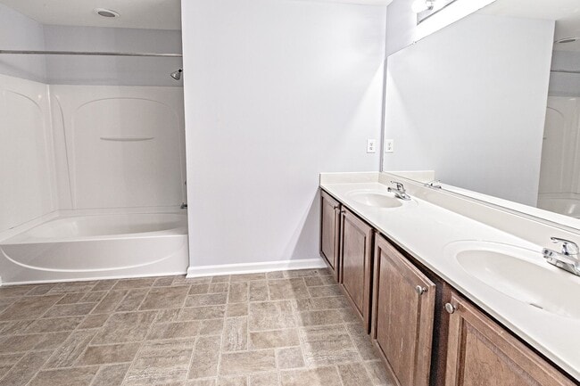 Building Photo - Middletown - 3 bedroom, 2.5 bath townhome