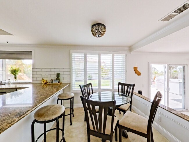 Building Photo - Spectacular 4 bedroom family home with oce...