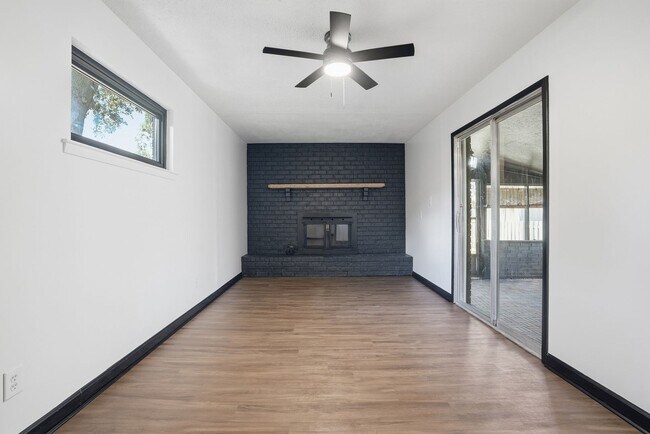 Building Photo - 703 Pineview Ct