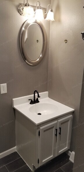 Building Photo - 804B S Okaw