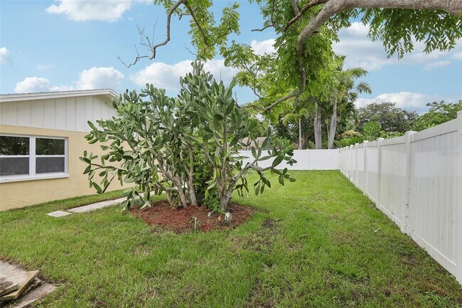 Building Photo - 7698 Cardiff Ct N