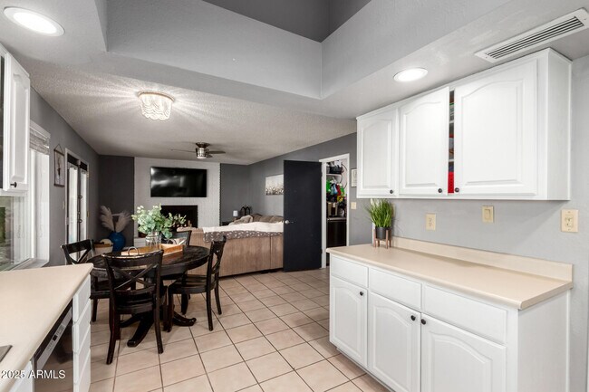 Building Photo - 2739 S Emerson Cir