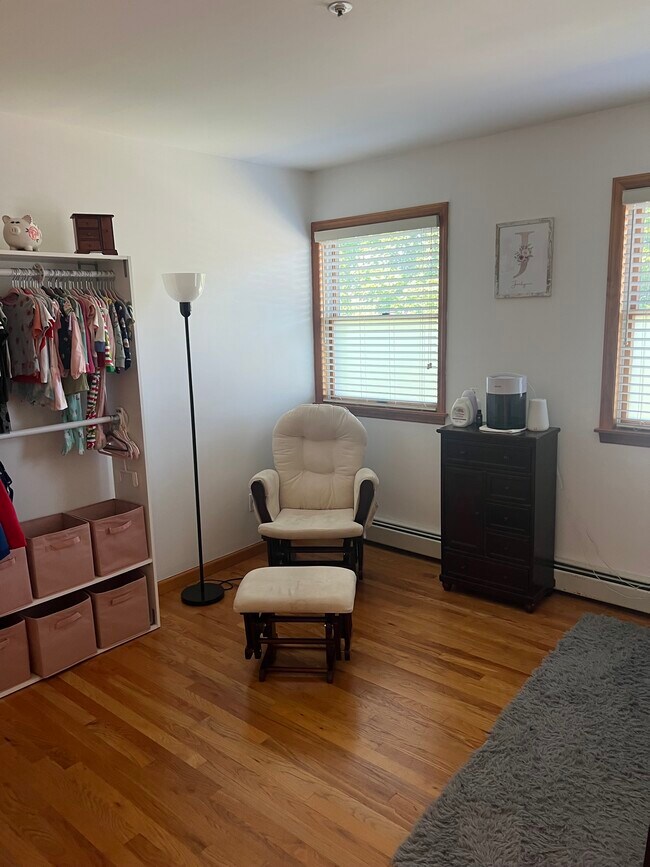 Building Photo - 33 Gainsborg Ave E