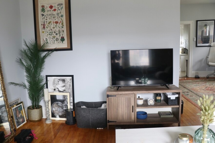 Living Room - 1401 5th St NE