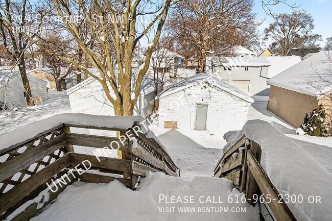 Building Photo - 919 Courtney St NW