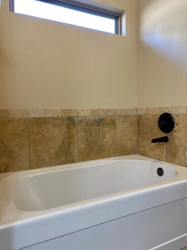 Building Photo - Beautiful 4 Bed, 2 Bath in Deer Creek Schools!