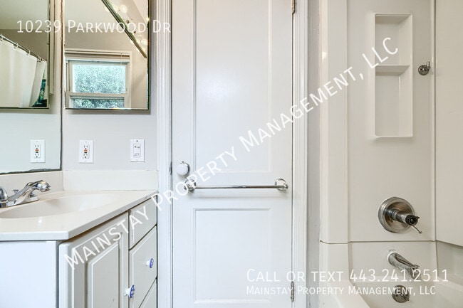 Building Photo - 10239 Parkwood Dr