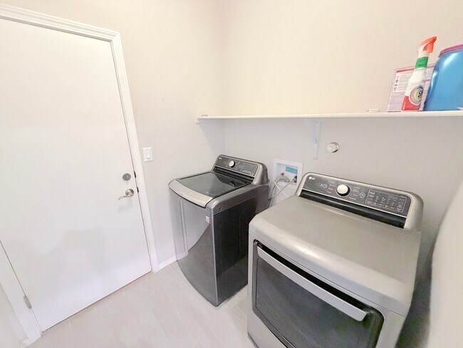 Building Photo - Modern 3 Bedroom Los Lunas Home with Refrigerated Air. Near I-25!