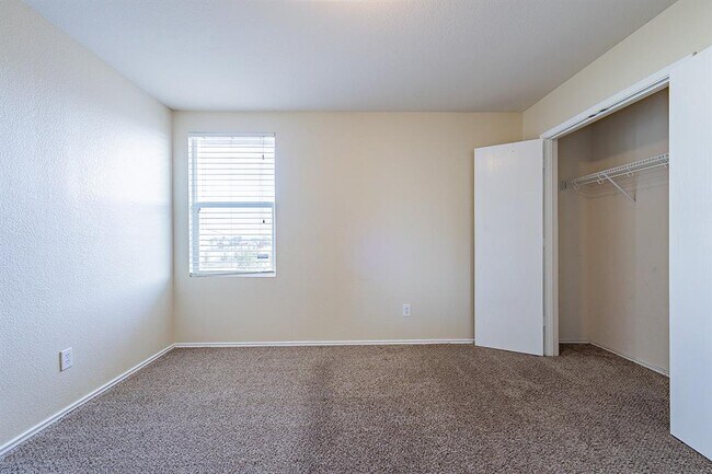 Building Photo - 1000 Bumble Bee Dr