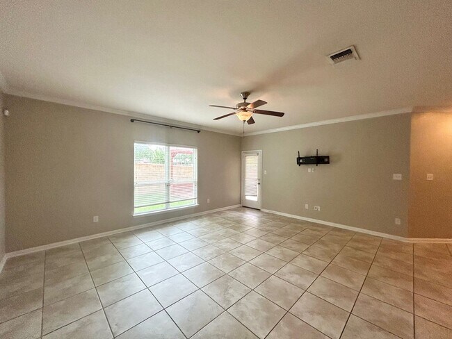 Building Photo - Gorgeous 4 Bed/ 3Bath house for rent! Avai...