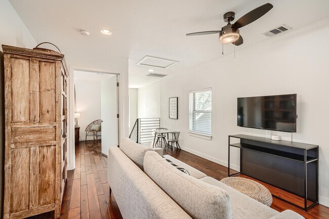 Building Photo - Home for Lease In East Downtown Austin Holly District