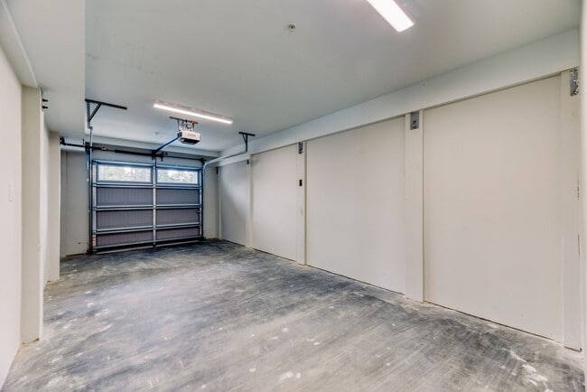 Building Photo - 1703 Paget Rd
