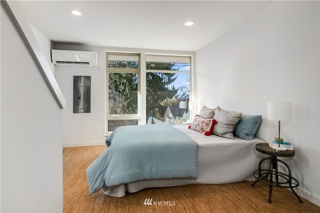 Building Photo - First Hill Modern 2-Bedroom Condo with Roo...