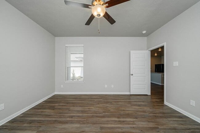 Building Photo - Spacious Townhome Available Now!