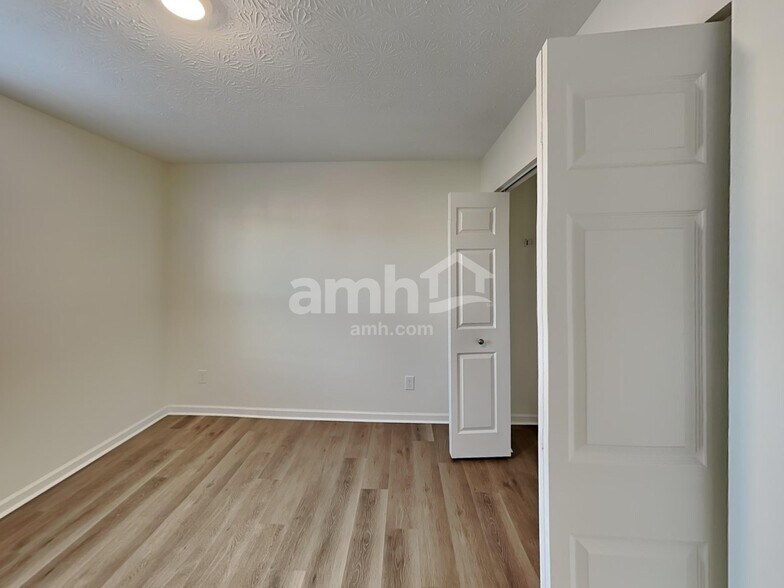 Building Photo - 62 Henderson Ln