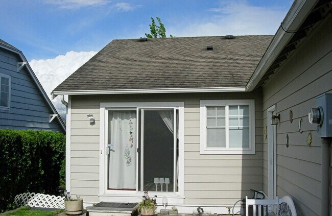 Building Photo - 6179 Lincoln Dr