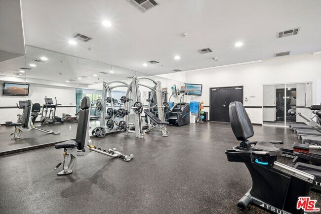 Building Photo - 655 S Hope St