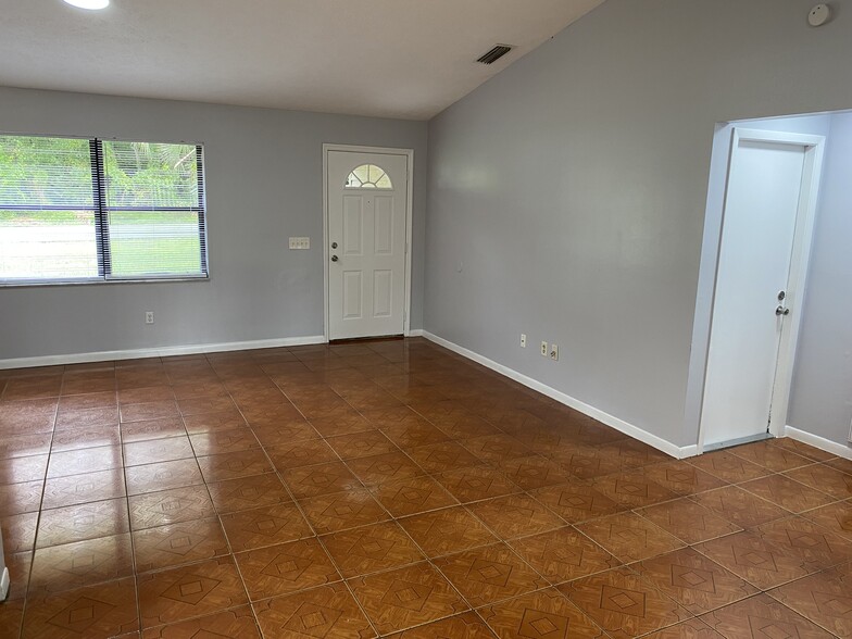 Building Photo - 38 Teak Run