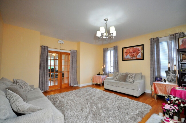 Building Photo - 3 Maplecrest Ln