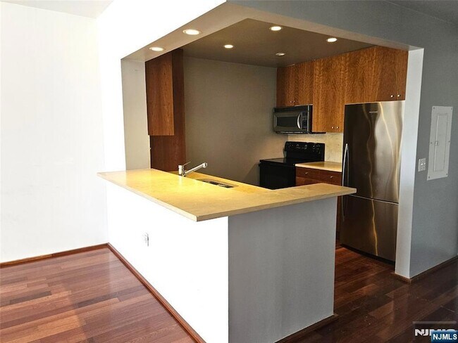 Building Photo - 3104 City Pl