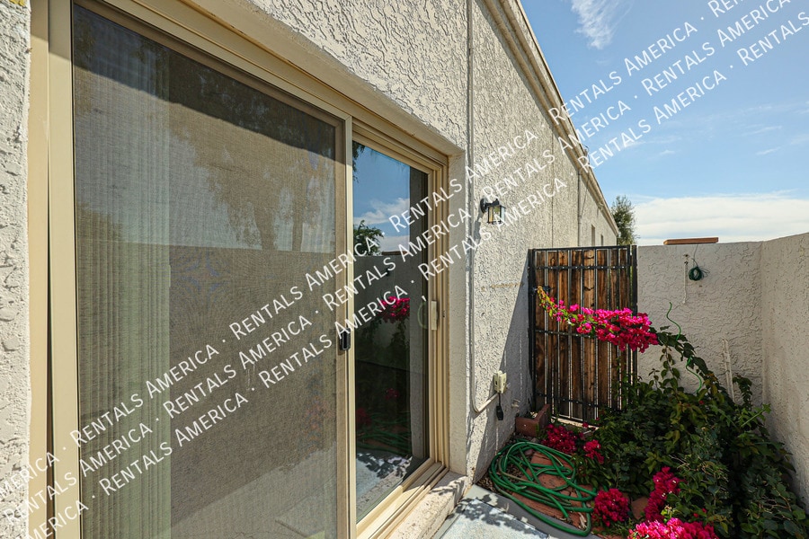 Building Photo - 10815 W Northern Ave