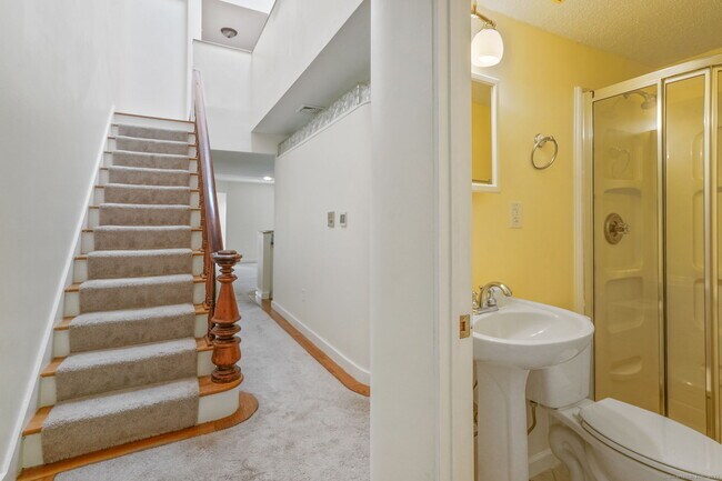 Building Photo - 896 Quinnipiac Ave