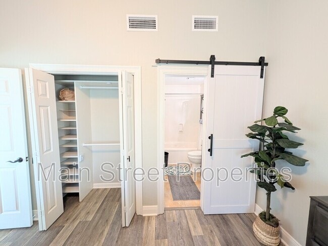 Building Photo - 14100 River Rd