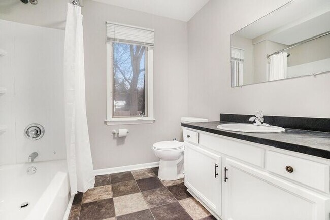 Building Photo - Unique Upper Floor Two Bedroom Flat $1099