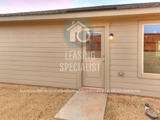 Building Photo - MOVE IN SPECIAL on This Spacious 3 Bed 2 B...