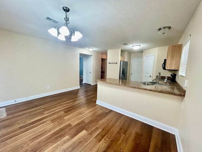 Building Photo - Large 4 Bed, 2.5 bath in Lexington!