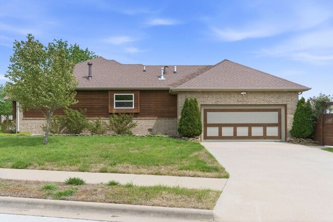 Building Photo - 3 Bedroom | 2 Bathroom | 2 Car Garage| Ozark MO | Fireplace | Separate Green House/Office | Fence...