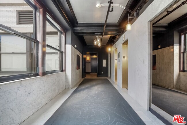 Building Photo - 460 S Spring St