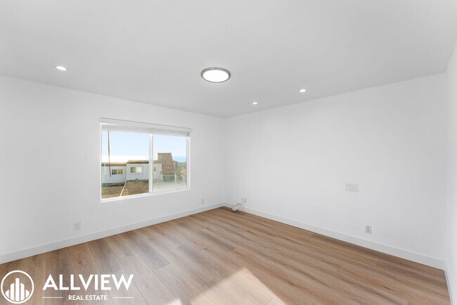 Building Photo - OCEAN VIEWS! Renovated 2 Bed, 2.5 Bath Townhome in San Clemente!