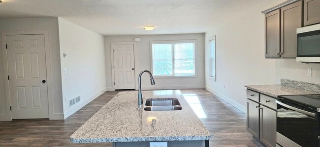 Building Photo - 3 Bedroom 2.5 Bathroom Available in Elizab...