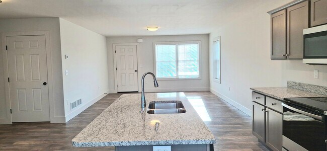 Building Photo - 3 Bedroom 2.5 Bathroom Available in Elizabethtown!