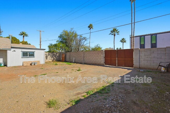 Building Photo - 2245 E Flower St