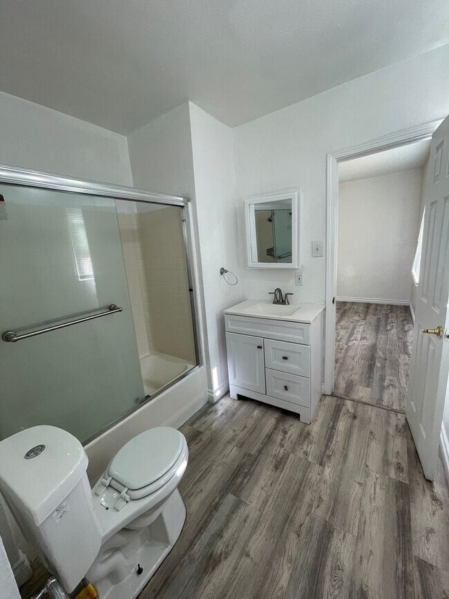 Building Photo - Large Upper 1 Bedroom 1 Bath in Long Beach!
