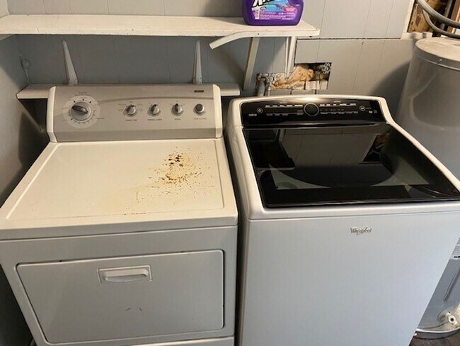 Building Photo - Single-Family Home in Hollister