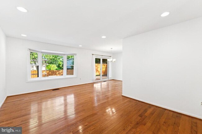 Building Photo - 1730 Pine Valley Dr