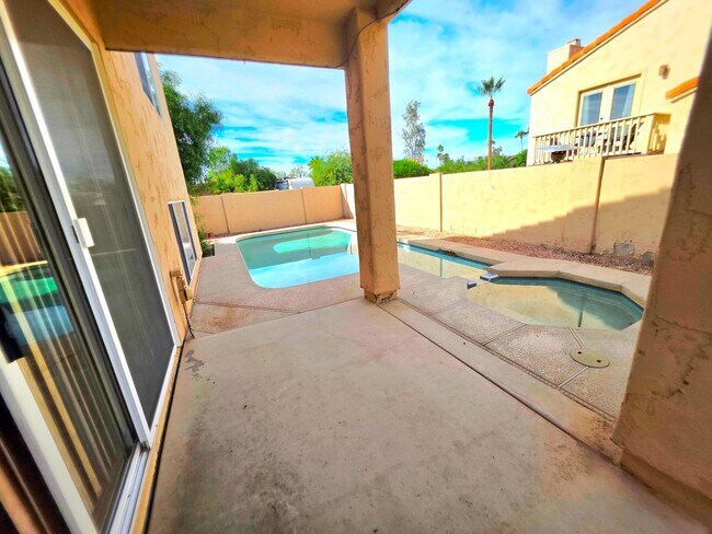 Building Photo - 4 Bed 2.5 Bath- 42nd St & Shea- Pool- Move in special