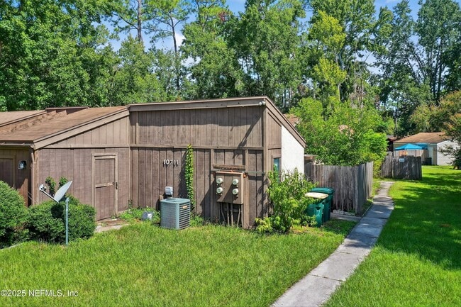 Building Photo - 10711 Whispering Woods Pl
