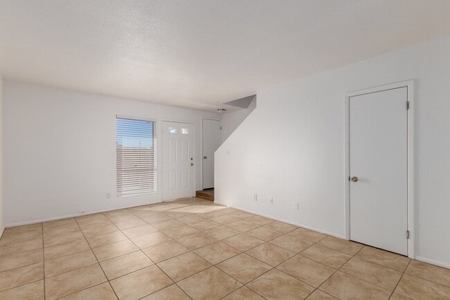 Building Photo - 2 Bedroom townhouse